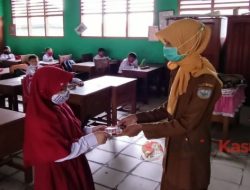 Kepala SDN 16 Baturaja OKU Mengadakan Pembagian Kartu Perdana Gratis