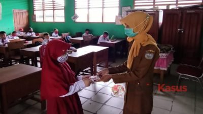 Kepala SDN 16 Baturaja OKU Mengadakan Pembagian Kartu Perdana Gratis