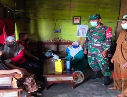 Babinsa Kembangbahu Dampingi Vaksinasi Lansia Secara Door to Door