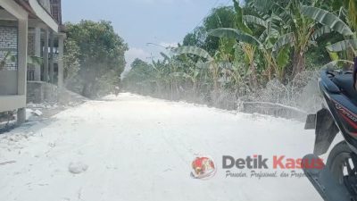 Warga Keluhkan Debu Jalan di Desa Tanggungan-Baureno