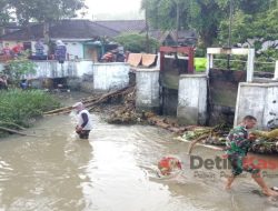 TNI dan Warga Bersihkan Puing Sampah di Bendungan