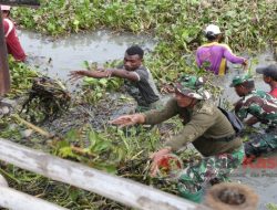 Karya Bakti TNI bersama Masyarakat Bersihkan Enceng Gondok Sepanjang Sungai Wangen