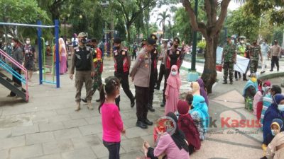 Alun-alun Lamongan Disisir Petugas Gabungan dalam Pendisiplinan Prokes