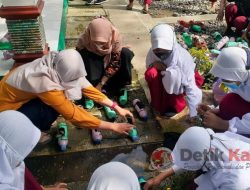 Siswa SD Berkreasi Membuat Pot Tanaman dengan Sampah Botol Plastik