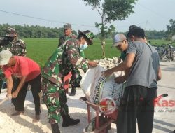 Koramil 0813/03 Balen Karya Bakti bersama Warga Urug Jalan Makam Desa Lengkong