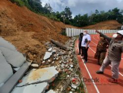 Diduga Dikerjakan Asal Jadi Proyek Pagar Stadion Olympic Mini Teluk Bayur Ambruk