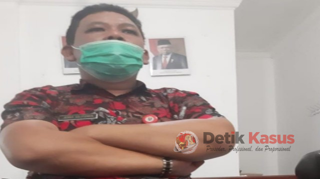 Kabid Administrasi Pemerintahan Desa DPMDP2A Humbahas Jerry Silitonga, SH., MM saat memberikan keterangan kepada wartawan. (Foto: Evendy)