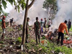 Babinsa Sambeng Ajak Warga Gotong Royong Bersihkan Jalan Desa