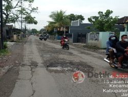 Jalan Raya Desa Tarik Kedung Bocok-Sidoarjo Rusak Banyak Berlobang