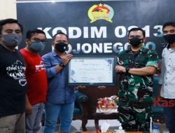 SMSI Bojonegoro Serahkan Piagam Penghargaan kepada Dandim 0813