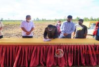 Bupati Dosmar menandatangani nota kesepahaman dengan PT Indofarma Tbk yang diwakili oleh Direktur Keuangan, Manajemen Risiko dan Sumber Daya Manusia PT. Indofarma Tbk Sahat Sihombing, Jumat (25/2/2022) di Institut Teknologi DEL. (Foto: Evendy)