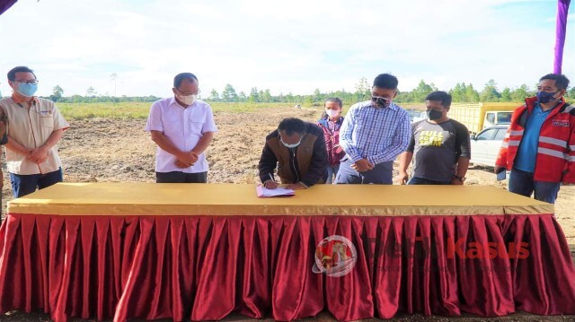 Bupati Dosmar menandatangani nota kesepahaman dengan PT Indofarma Tbk yang diwakili oleh Direktur Keuangan, Manajemen Risiko dan Sumber Daya Manusia PT. Indofarma Tbk Sahat Sihombing, Jumat (25/2/2022) di Institut Teknologi DEL. (Foto: Evendy)