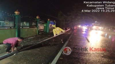 PJU Roboh di Raya Widang-Tuban Berhasil Dievakuasi Petugas