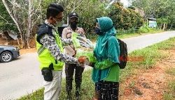 Polsek Kawasan Bandara Hang Nadim Batam Bagikan Beras Ke Masyarakat Yang Terdampak Covid-19