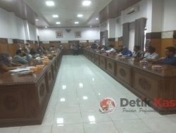 Warga Desa Segera Kembang, Geruduk Kantor DPRD OKU