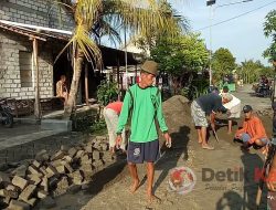 TNI di Kembangbahu Bantu Warga Pasang Paving Jalan Desa Sidomukti