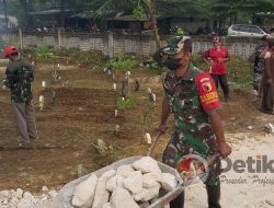 Babinsa di Lamongan Bantu Warga Urug Jalan Makam