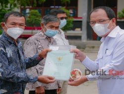 Bupati Dosmar Banjarnahor Serahkan 225 Sertifikat Tanah Gratis pada Masyarakat