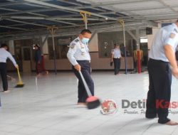 Sambut Ramadan, Petugas Lapas Lamongan Bersih-bersih Masjid