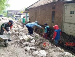 Babinsa Bantu Warga dalam Perbaikan Drainase dan Gorong-Gorong Parit Jalan