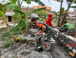 Kemanunggalan TNI-Rakyat, Babinsa Selalu Hadir dalam Karya Bakti