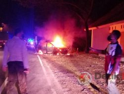 Petugas Mengamankan Lokasi dan Memadamkan Mobil yang Terbakar di Pantura Widang