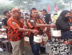 Komunitas Driyo Rejo-Gresik Bagi Takjil dan Santunan Anak Yatim