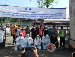 Babinsa 04 Tikung Bantu Penyemprotan Disinfektan di Pasar Hewan