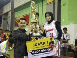 Penutupan Bupati Tuban Cup 2022, Mas Lindra Serahkan Piala dan Hadiah