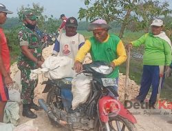 Babinsa Jegreg Bantu Warga Perbaiki Jalan