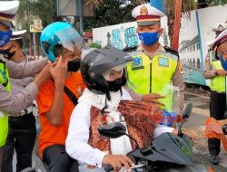 Polres Cirebon Kota, Bagi Helm dan Masker Gratis