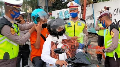 Polres Cirebon Kota, Bagi Helm dan Masker Gratis