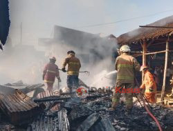 Damkarmat Bojonegoro Terjunkan 35 Personel Gabungan, Atasi Kebakaran Pasar Bungkal