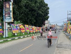 Karangan Bunga Menghiasi Sepanjang Jalan Depan Mako Polri