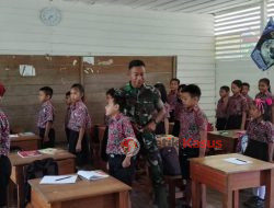 TMMD Tidak Hanya Bangun Insfratruktur, Prajurit TNI AD Mengajar di Desa Bahenap