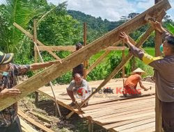 Bhabinkamtibmas bersama Pemdes Jahandung Gotong Royong Bedah Rumah Warga