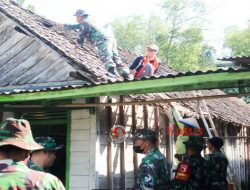 Babinsa Kodim Bojonegoro Rehab Rumah Warga Kalipan