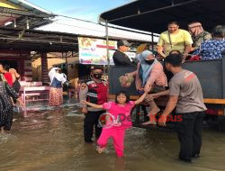 Banjir di Putussibau, Sat Samapta Polres Kapuas Hulu Laksanakan Patroli dan Himbauan