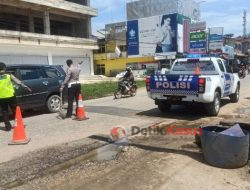 Peduli Keselamatan Pengendara, Satlantas Polres Sekadau Perbaiki Lubang Jalan