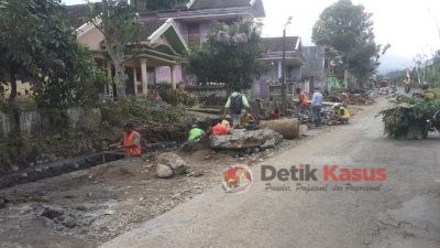 Perbaikan Drainase di Bahu Jalan Sumber Tempur