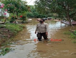 Curah Hujan Tinggi, Personel Polsek Ella Hilir Ingatkan Warga untuk Waspada Banjir