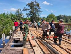 Bersama Warga Personel Polsek dan Koramil Gotong Royong Perbaiki Jembatan yang Rusak