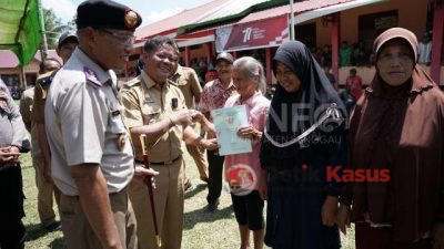 Bupati Sanggau Serahkan Sertifikat PTSL di Desa Semerangkai