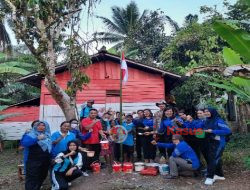 Meriahkan HUT RI, Bripka Aldo Dekorasi Rumah Warga dengan Warna Merah Putih