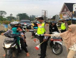 Polres Sekadau dan Bank Kalbar Bagikan Bendera Merah Putih ke Pengguna Jalan