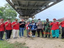 Bhabinkamtibmas dan Babinsa, Amankan Gerak Jalan Santai Memperingati HUT RI di Ulak Jaya 