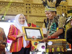 Konsisten Tingkatkan Pendidikan, Bupati Bojonegoro Terima Penghargaan Widya Wiyata Dharma Samya