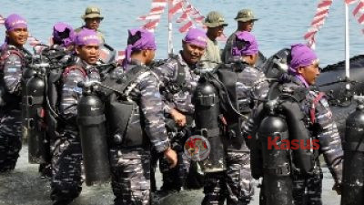 Komandan Pasmar 2 Pimpin Pengibaran Bendera Merah Putih DI Perairan Pasir Putih