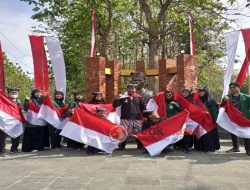 Masyarakat Samin Bagikan 1000 Bendera Merah Putih