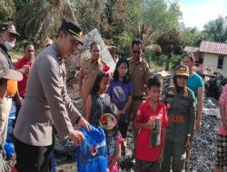 Kapolsek Sepauk Dampingi Wakil Bupati Serahkan Bantuan ke Warga yang Mengalami Musibah Kebakaran